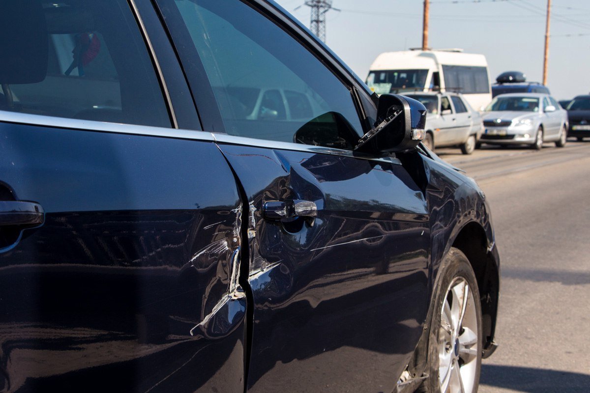 На Старом мосту столкнулись грузовик и Ford: образовалась пробка 7