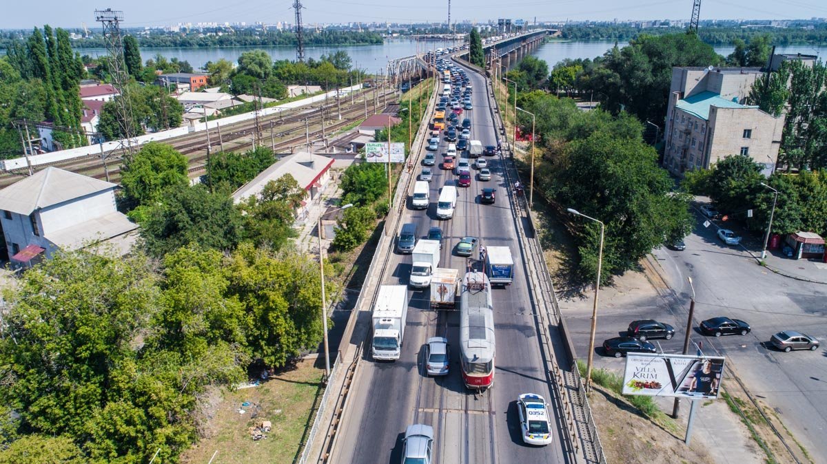 На Старом мосту столкнулись грузовик и Ford: образовалась пробка 8