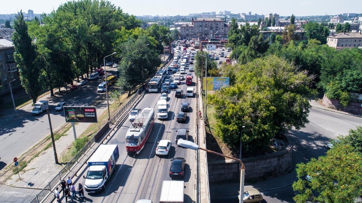 На Старом мосту столкнулись грузовик и Ford: образовалась пробка 9