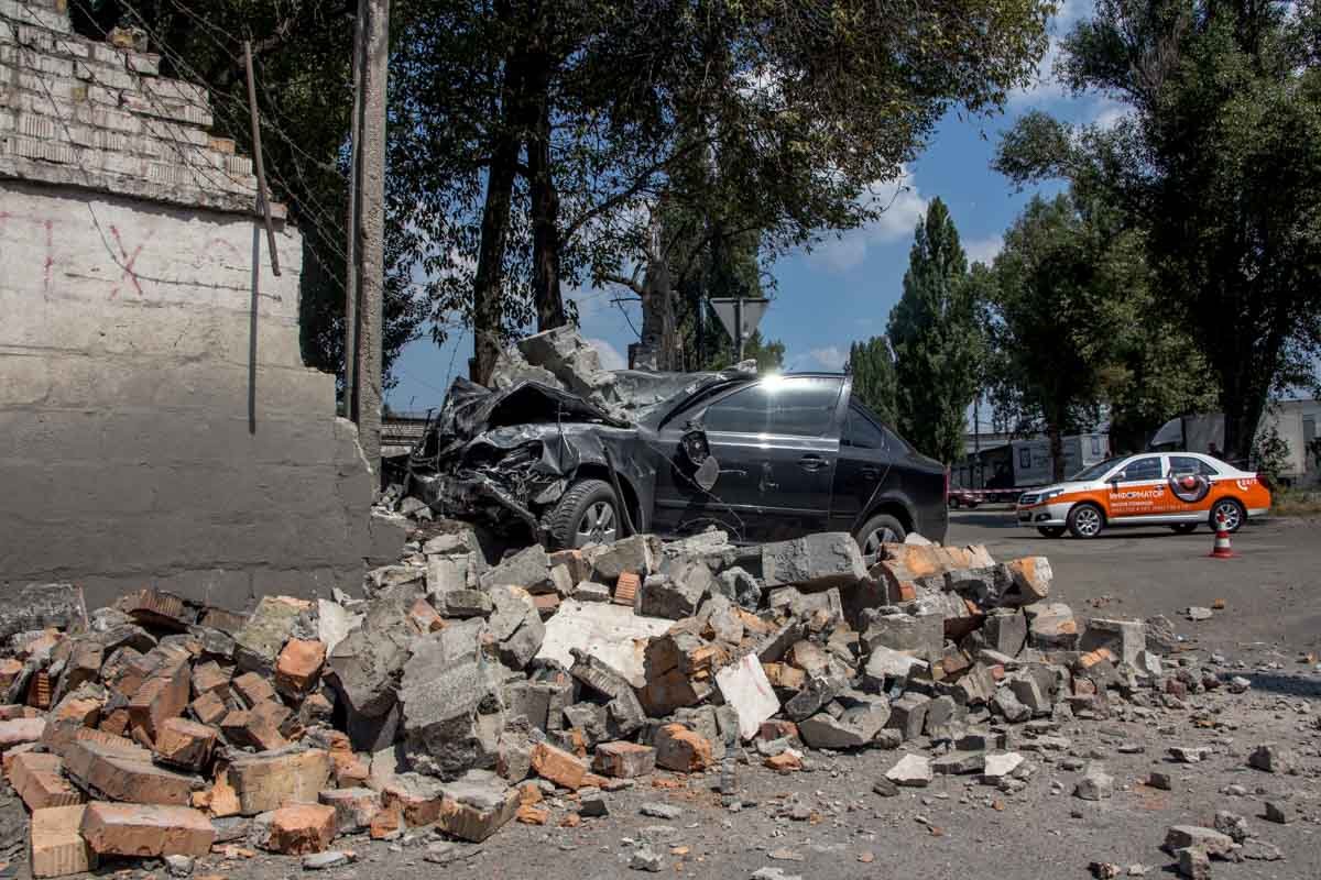 В Днепре Skoda влетела в кирпичную стену: пострадал водитель 2