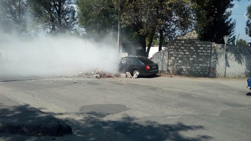 В Днепре Skoda влетела в кирпичную стену: пострадал водитель 4