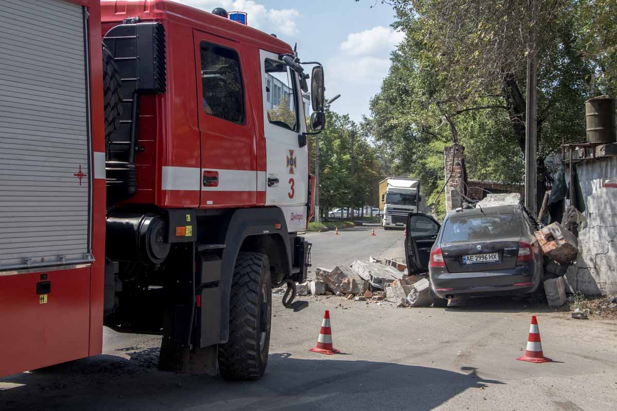 В Днепре Skoda влетела в кирпичную стену: пострадал водитель 5