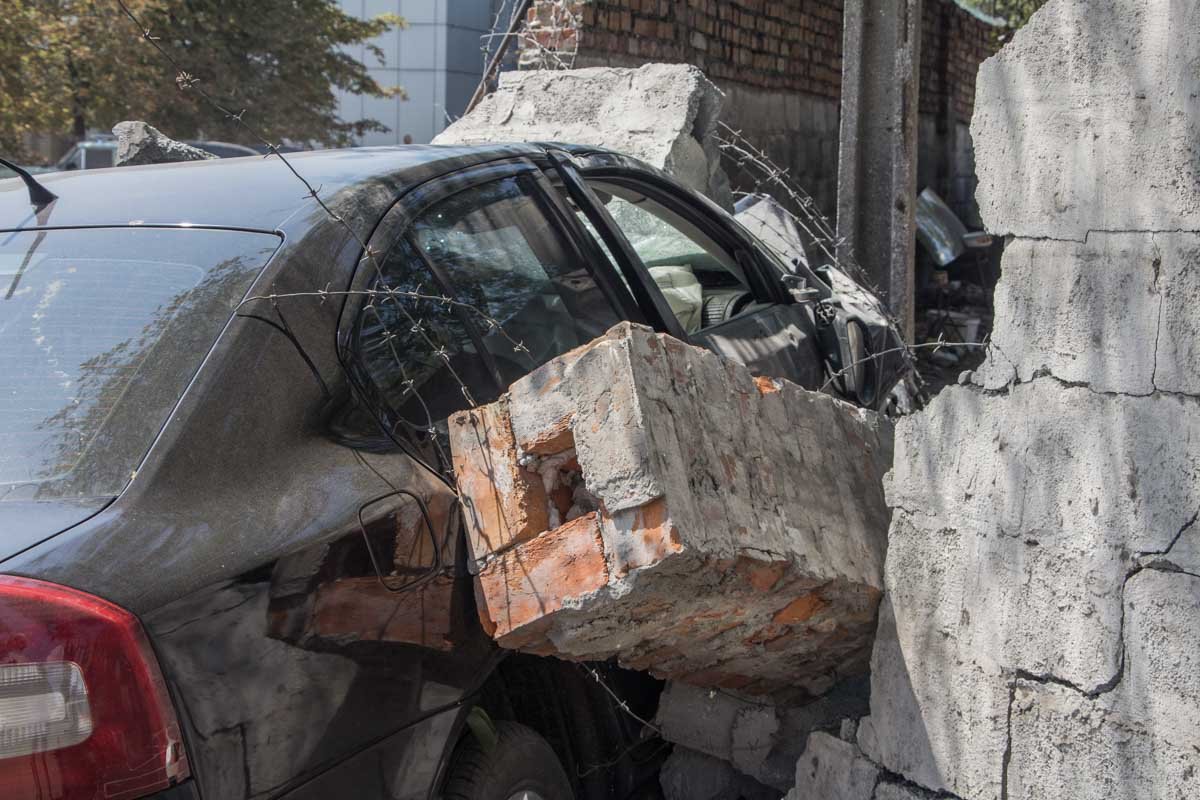 В Днепре Skoda влетела в кирпичную стену: пострадал водитель 7