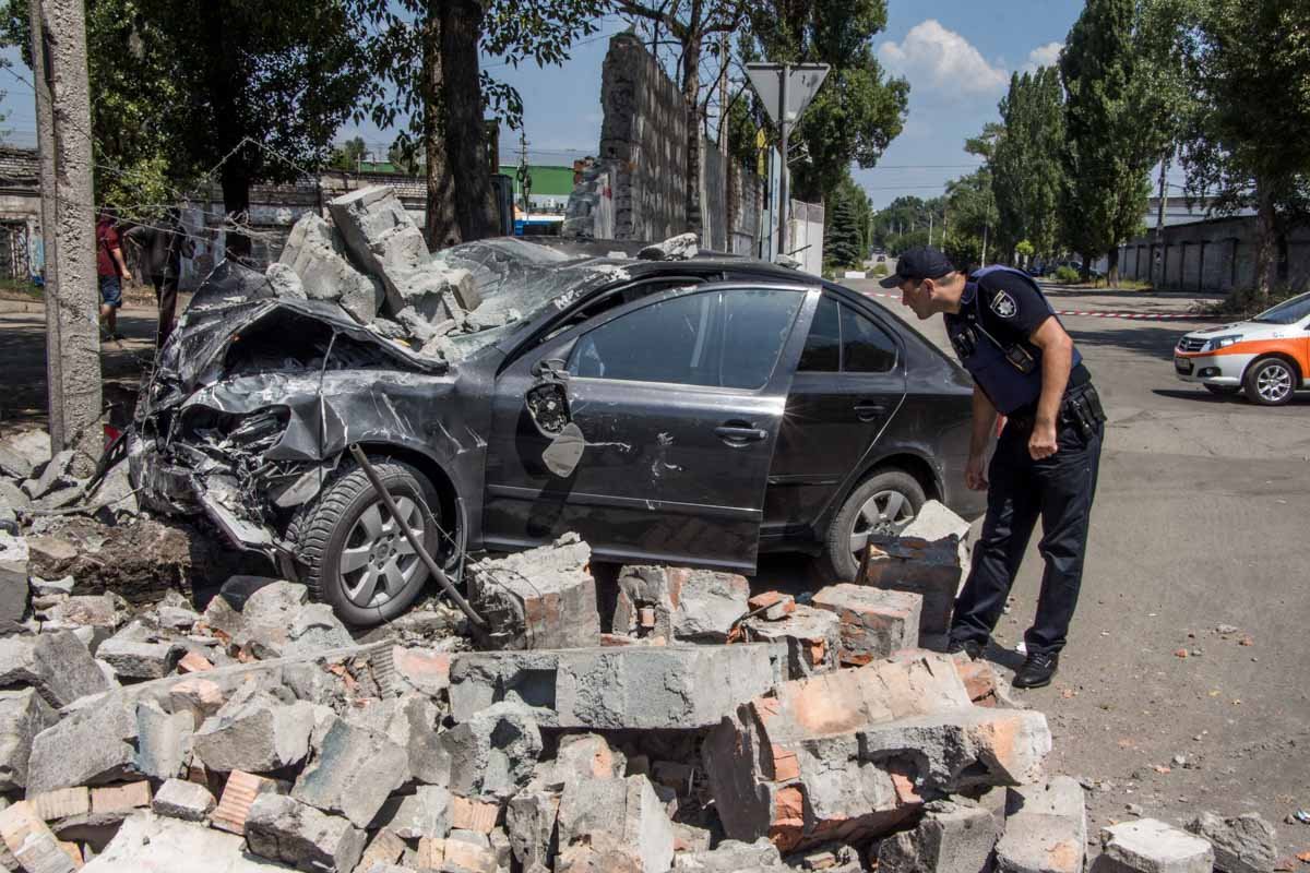 В Днепре Skoda влетела в кирпичную стену: пострадал водитель 8