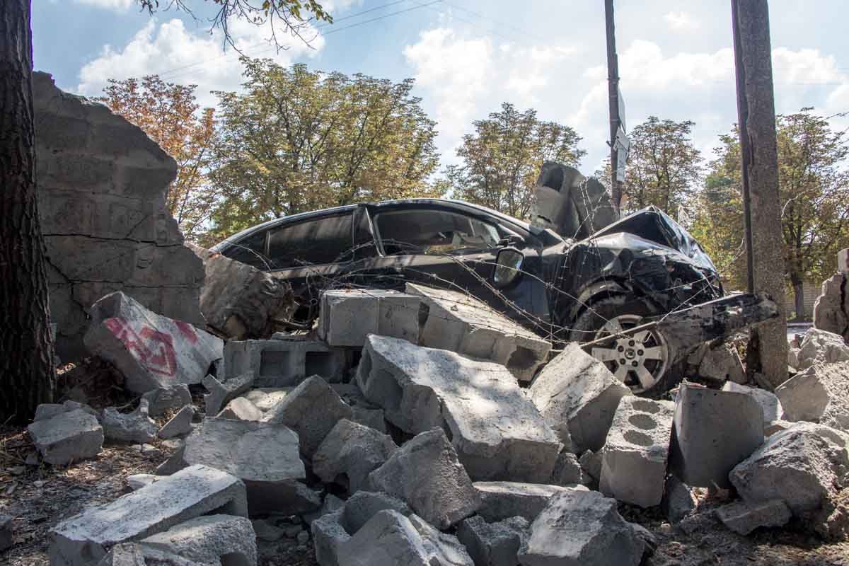 В Днепре Skoda влетела в кирпичную стену: пострадал водитель 9