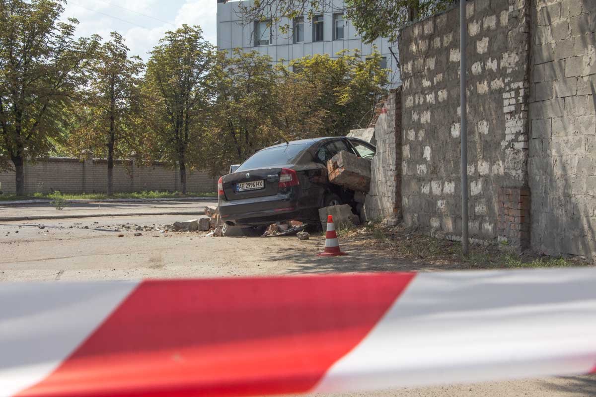 В Днепре Skoda влетела в кирпичную стену: пострадал водитель 11