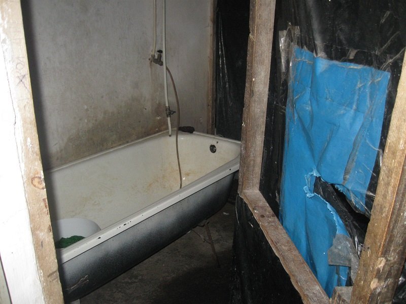 Жизнь взаперти: в Днепре 11 человек насильно удерживали в частном доме 3