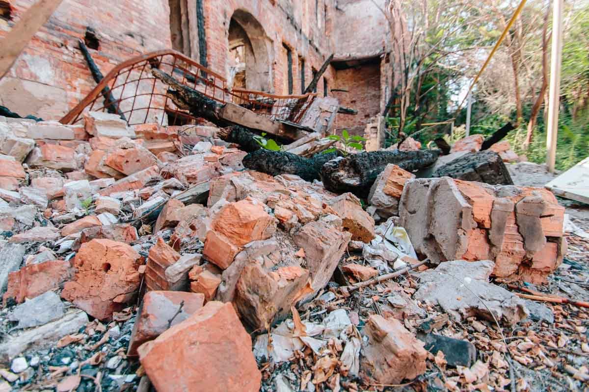 На Соборной площади Днепра разрушают историческое здание 2