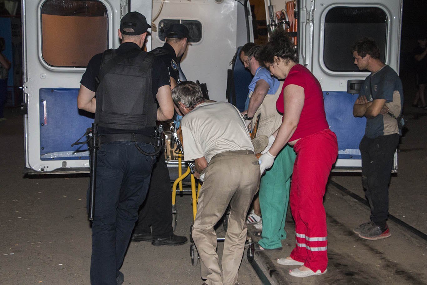 В Днепре на Михаила Грушевского мужчина перерезал себе горло осколком бутылки 1