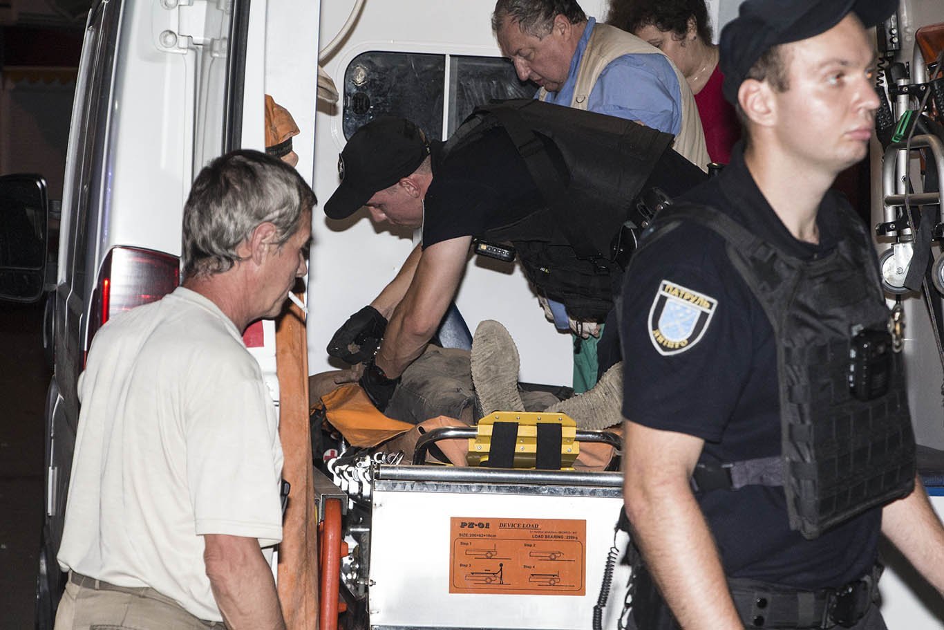 В Днепре на Михаила Грушевского мужчина перерезал себе горло осколком бутылки 2