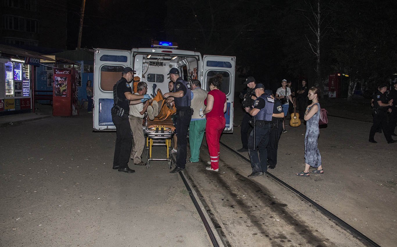 В Днепре на Михаила Грушевского мужчина перерезал себе горло осколком бутылки 3