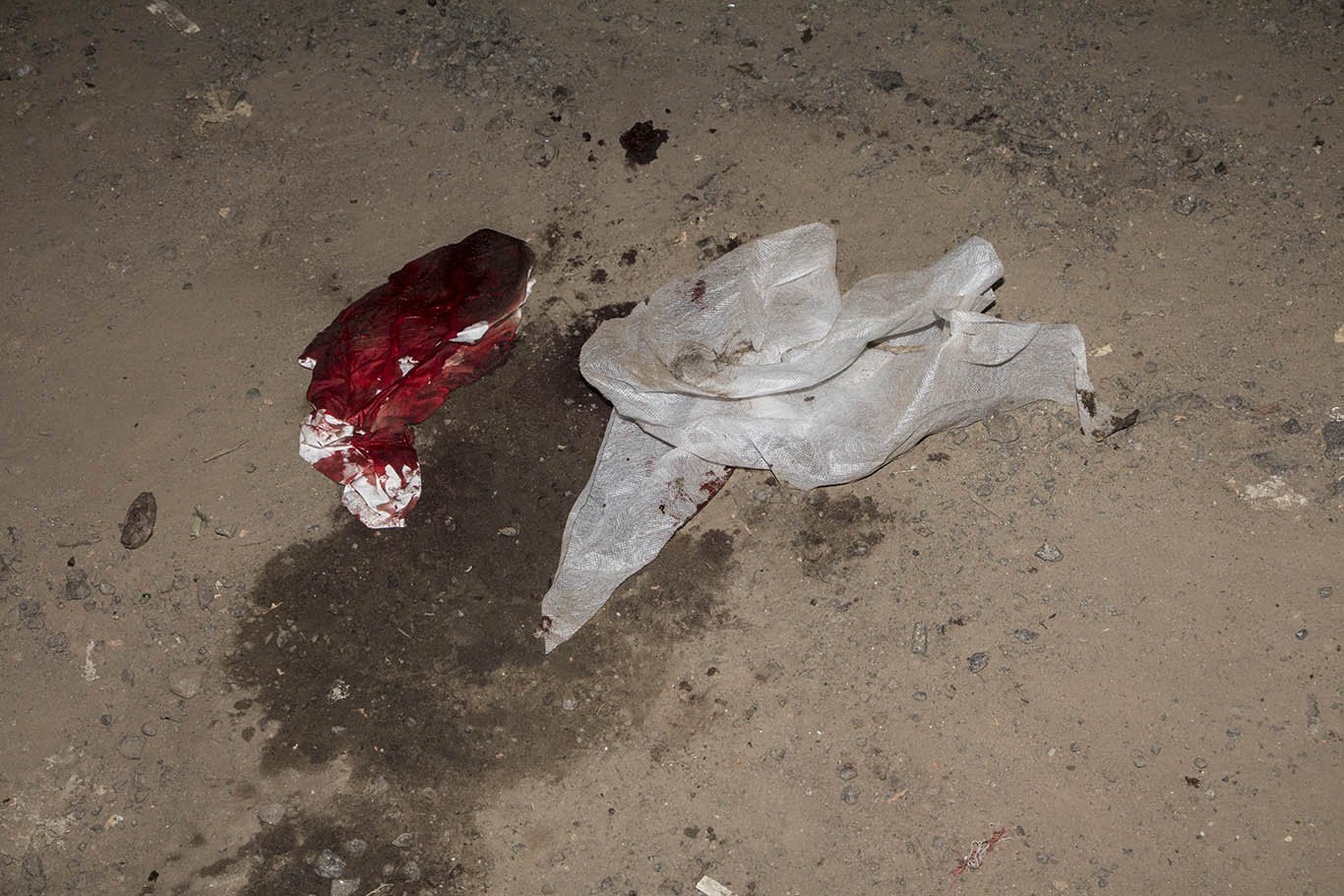 В Днепре на Михаила Грушевского мужчина перерезал себе горло осколком бутылки 4