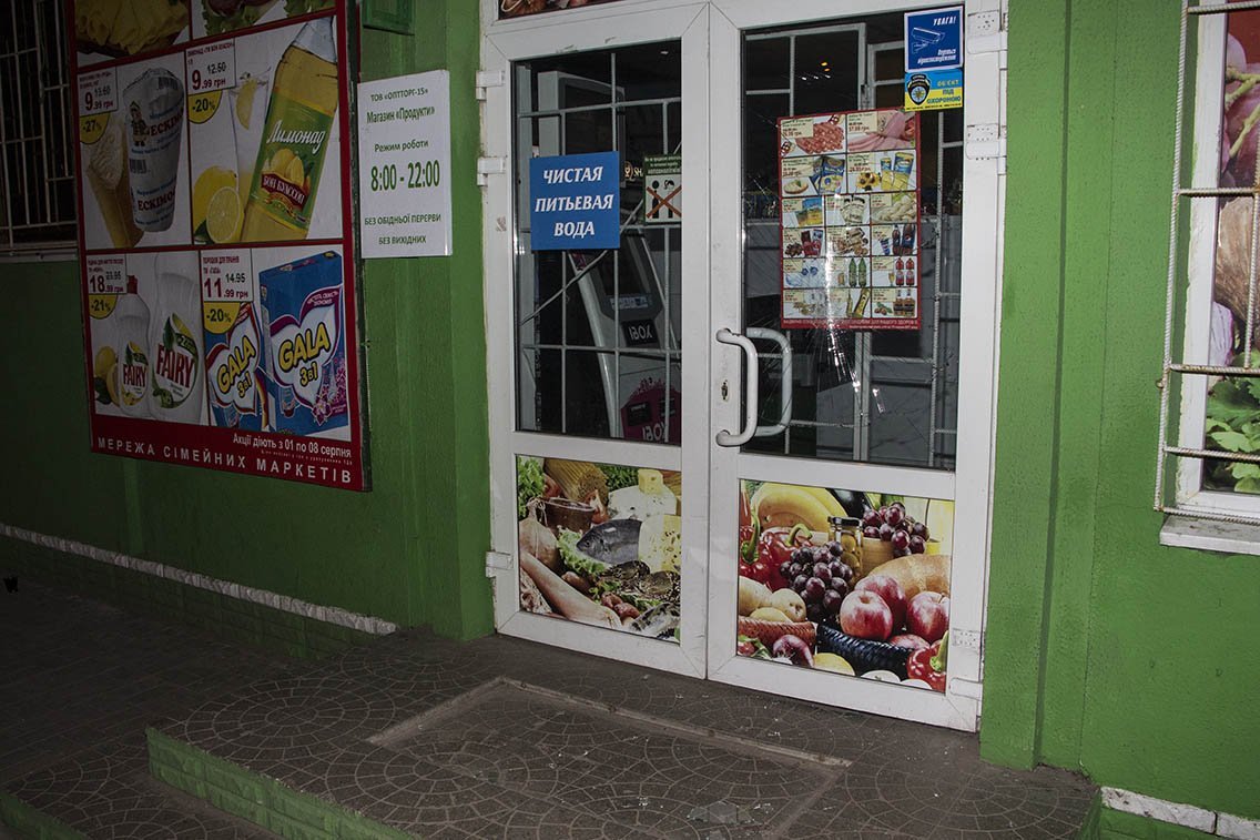 В Днепре на Михаила Грушевского мужчина перерезал себе горло осколком бутылки 5