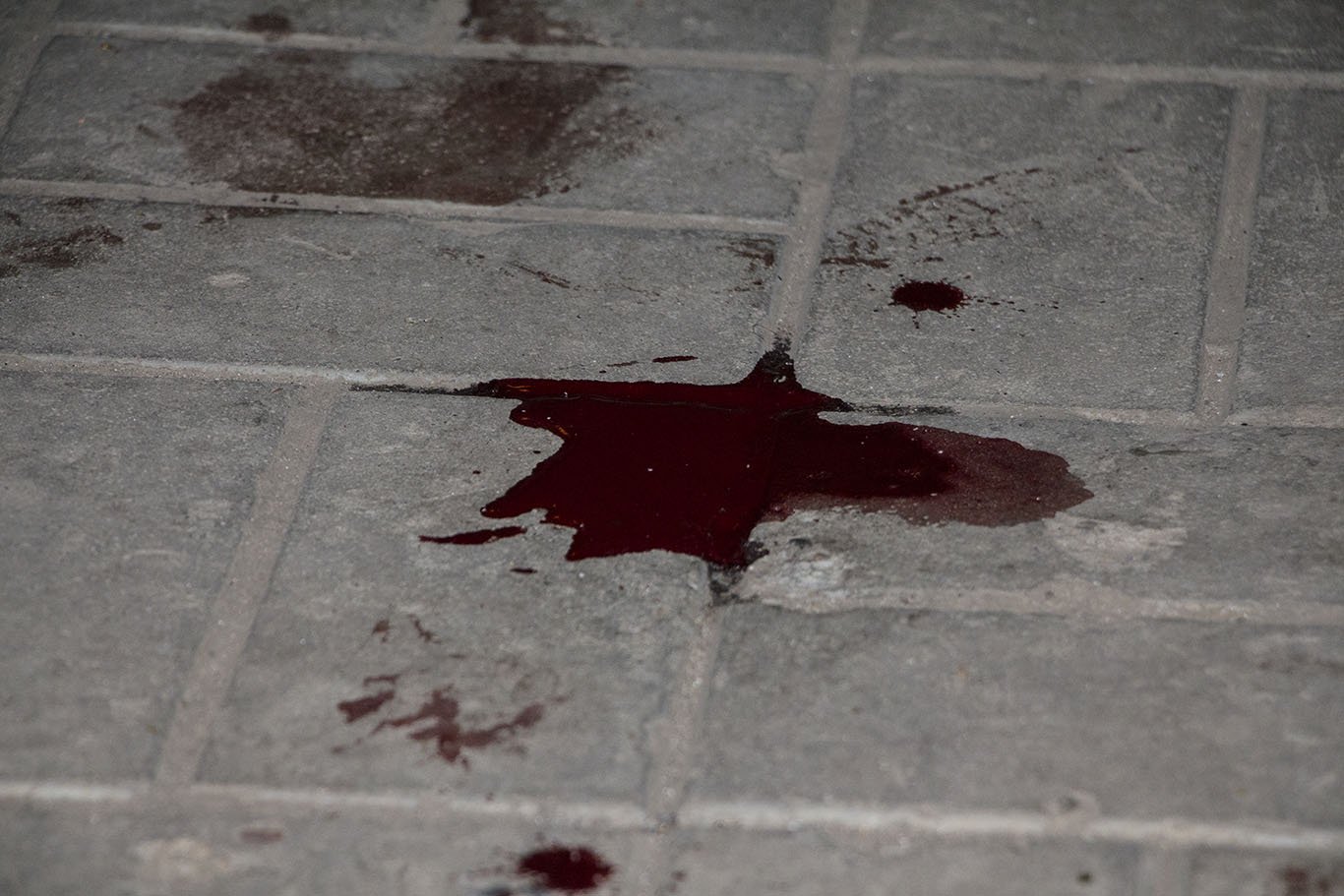 В Днепре на Михаила Грушевского мужчина перерезал себе горло осколком бутылки 7