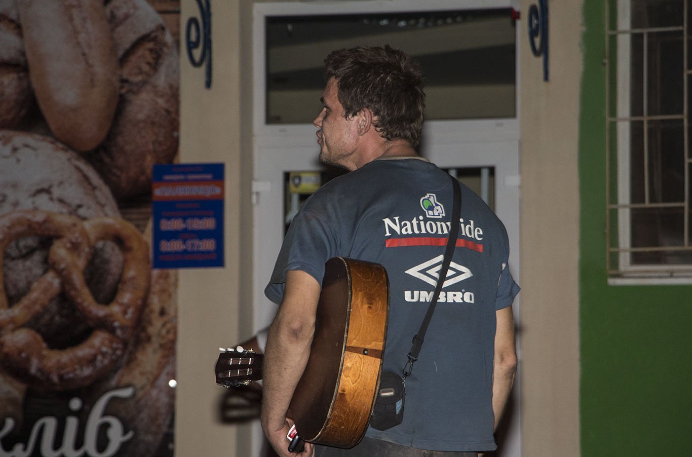 В Днепре на Михаила Грушевского мужчина перерезал себе горло осколком бутылки 8