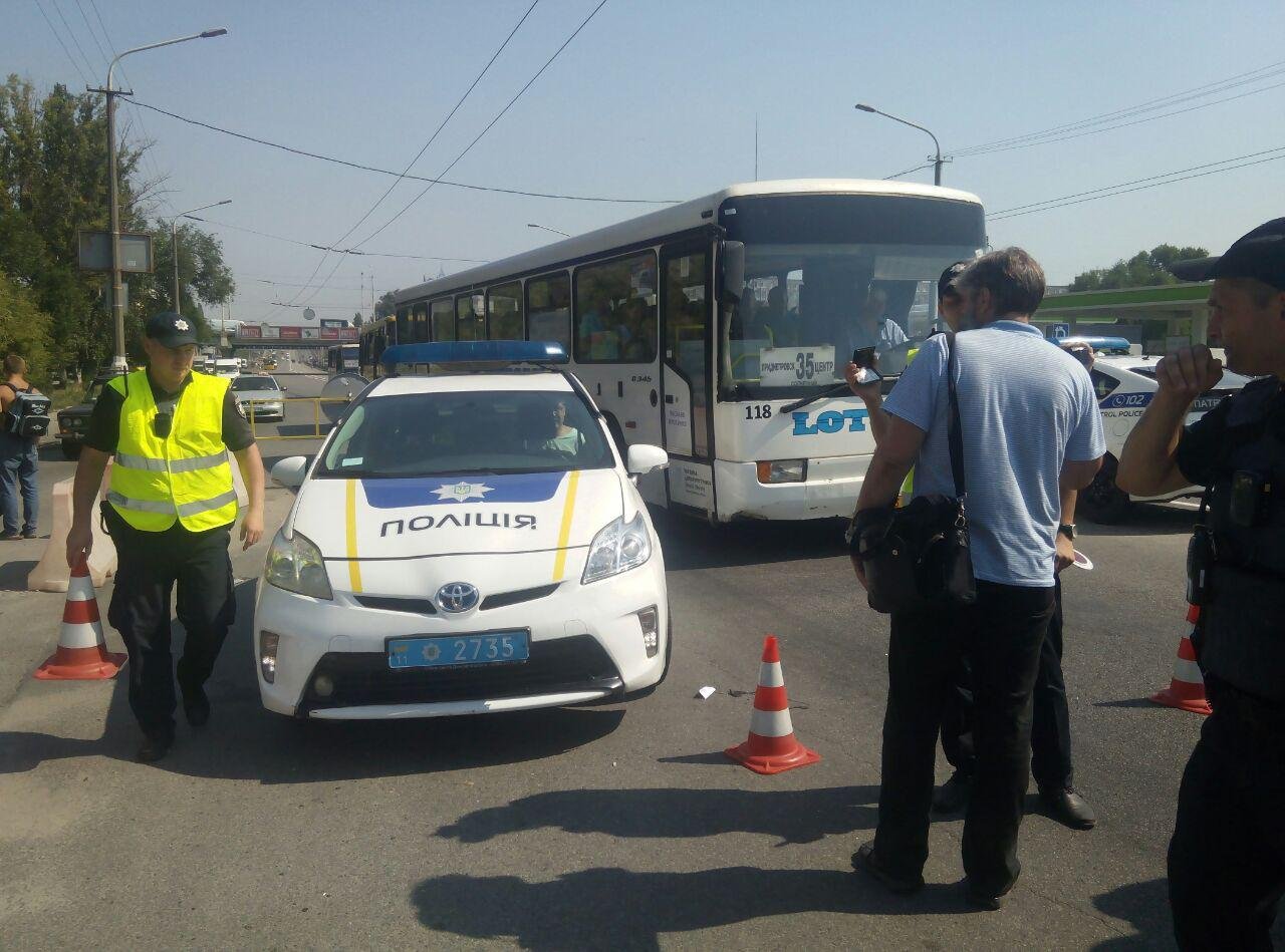 Возле ТЦ "Вавилон" на въезде на Новый мост сбили патрульного 1