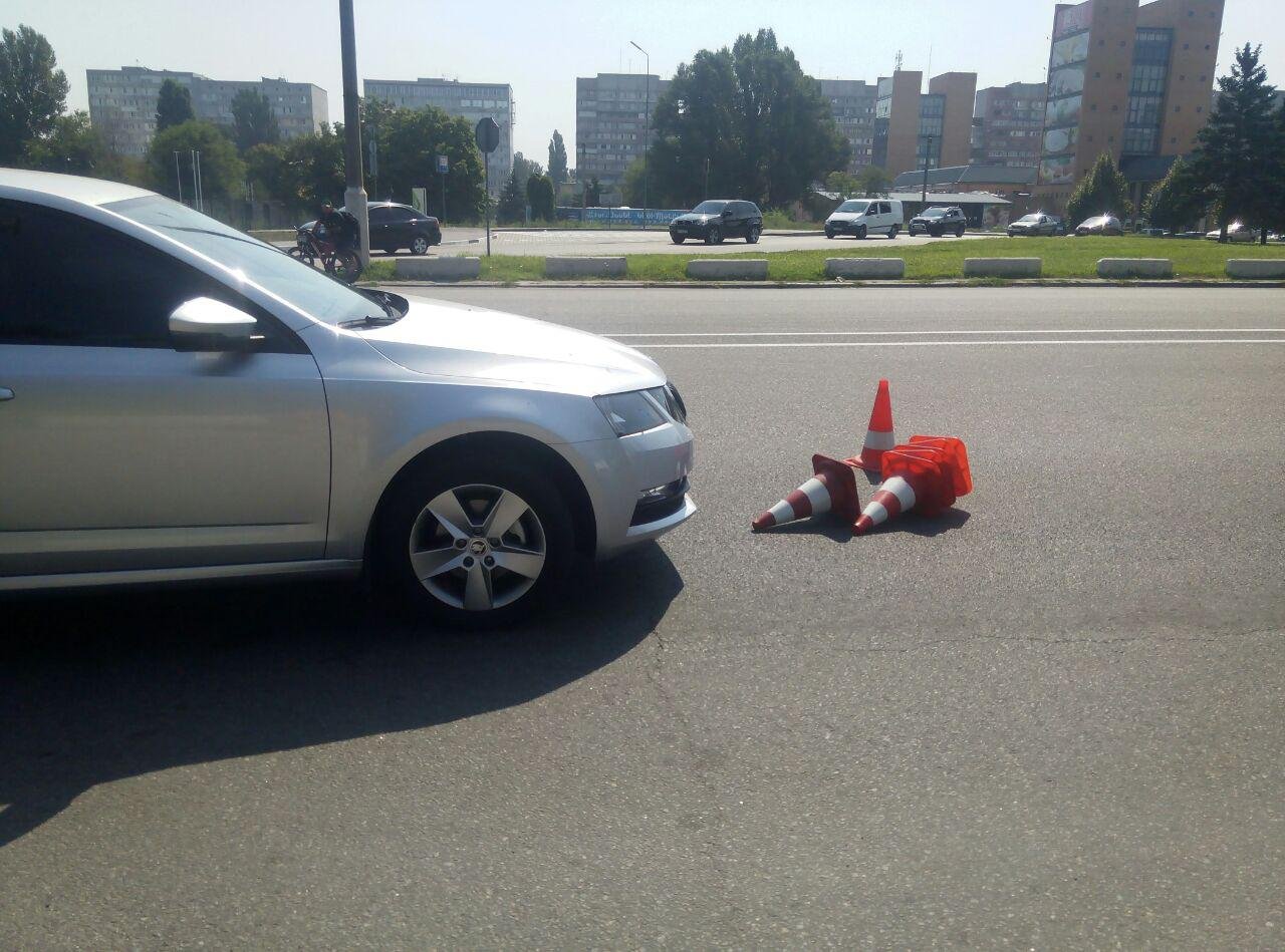 Возле ТЦ "Вавилон" на въезде на Новый мост сбили патрульного 2