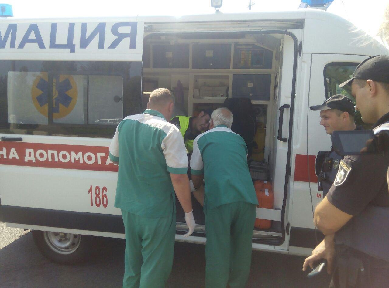 Возле ТЦ "Вавилон" на въезде на Новый мост сбили патрульного 3