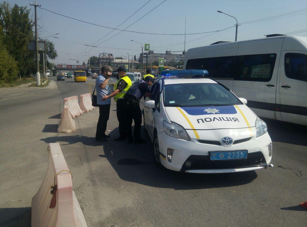 Возле ТЦ "Вавилон" на въезде на Новый мост сбили патрульного 4