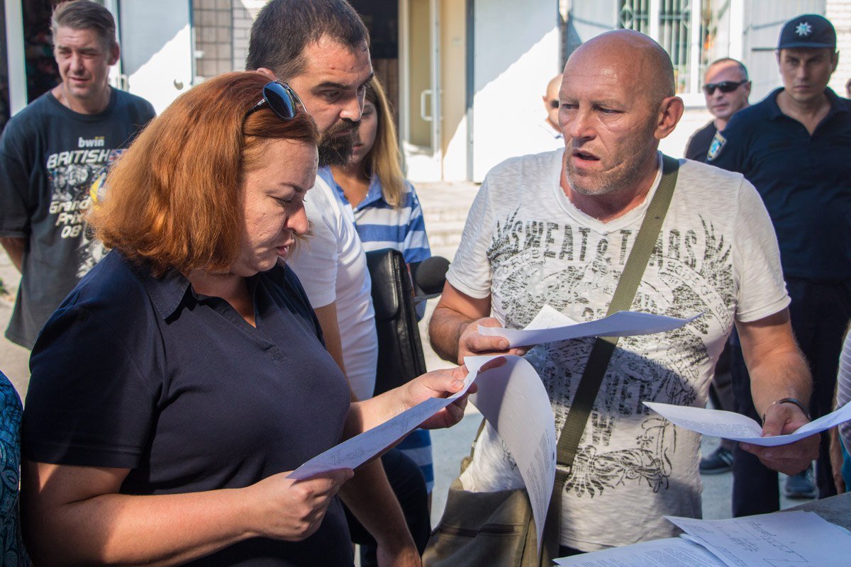 Разборки на Игреньском рынке: власти начали демонтировать незаконный ангар 4