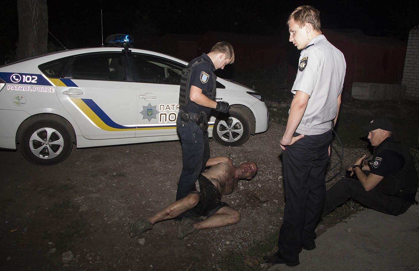 В Днепре задержали мужчину, который ходил по улице с молотком и угрожал девушке изнасилованием 3