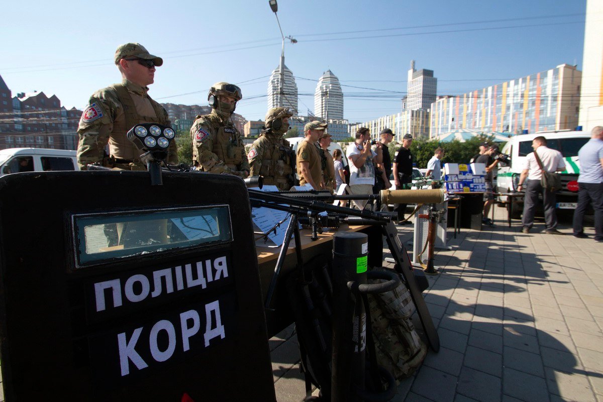 Роботы, беспилотники и награды: как на Фестивальном причале отметили День Нацполиции 9