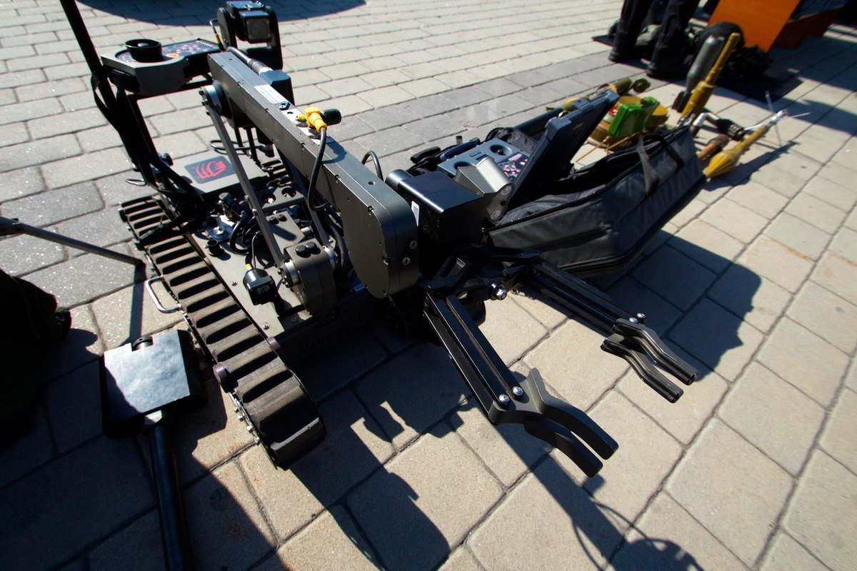 Роботы, беспилотники и награды: как на Фестивальном причале отметили День Нацполиции 11