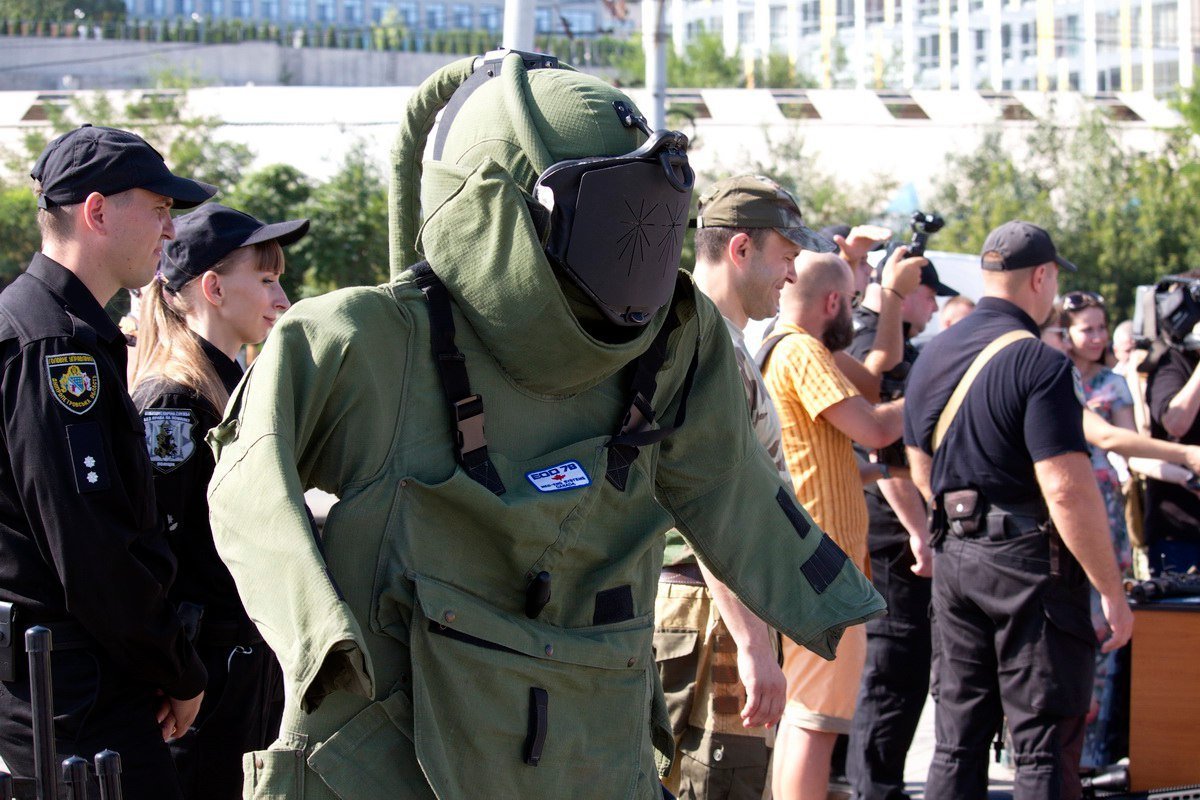 Роботы, беспилотники и награды: как на Фестивальном причале отметили День Нацполиции 12