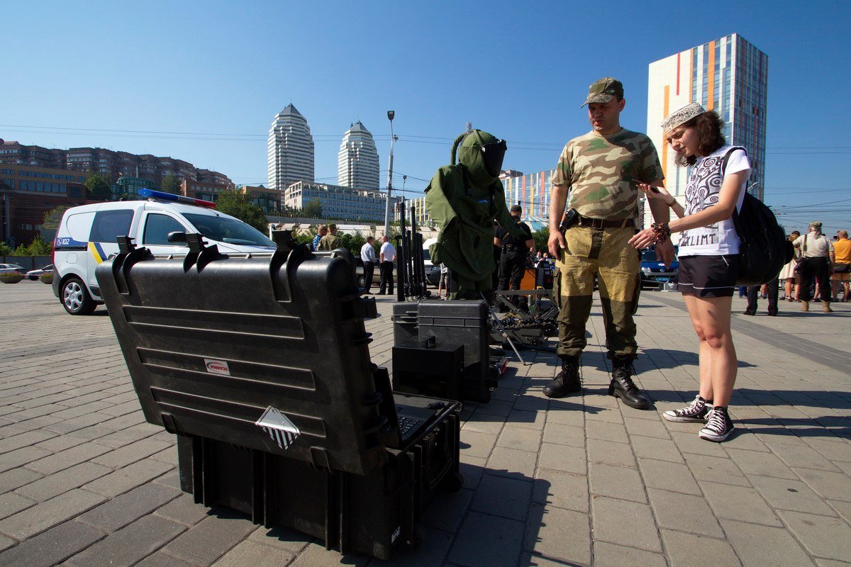 Роботы, беспилотники и награды: как на Фестивальном причале отметили День Нацполиции 13