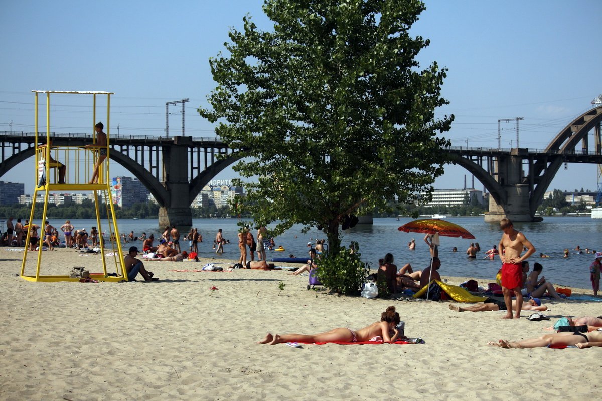 Жара в Днепре: как горожане отдыхают на Монастырском острове 1