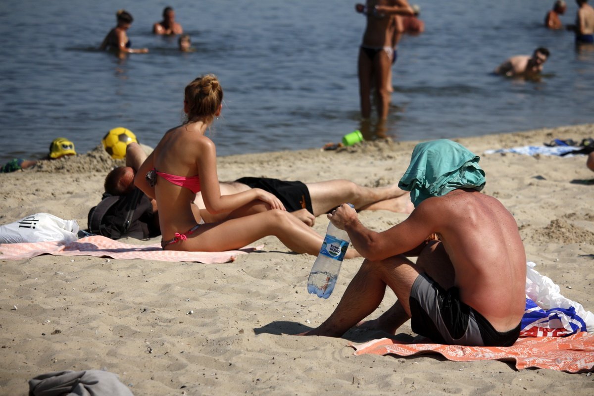 Жара в Днепре: как горожане отдыхают на Монастырском острове 3