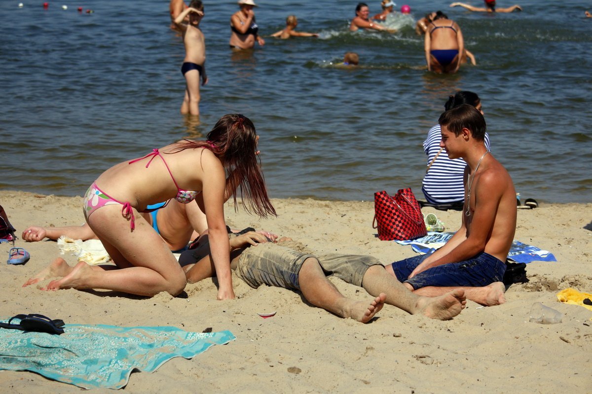 Жара в Днепре: как горожане отдыхают на Монастырском острове 8