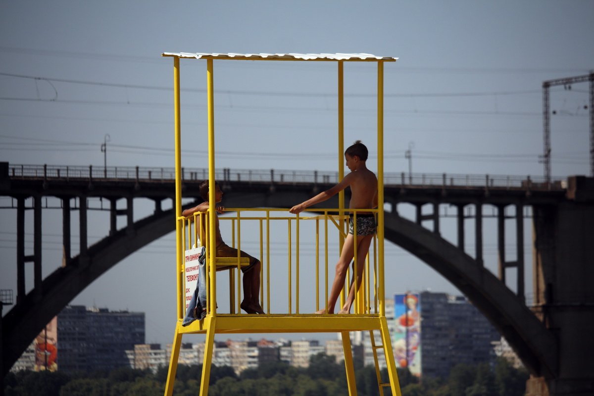 Жара в Днепре: как горожане отдыхают на Монастырском острове 9