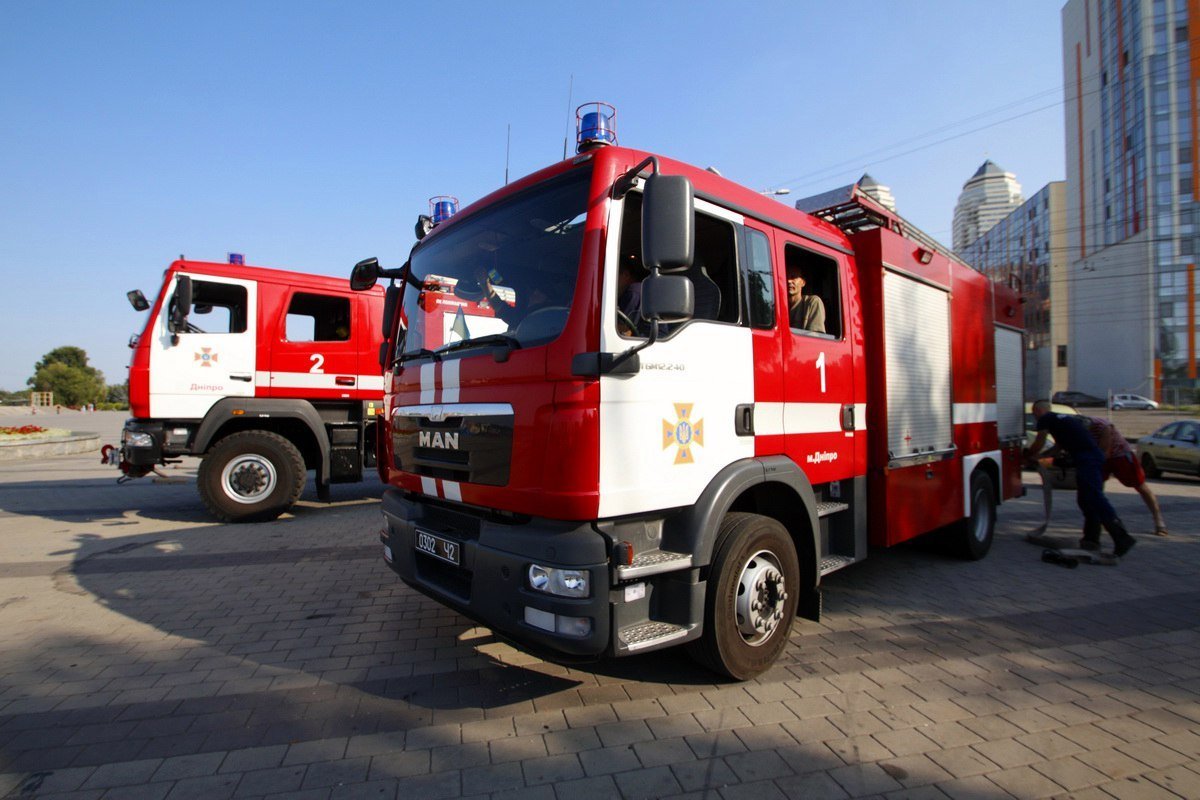 Пожарные Днепра поливали горожан на Фестивальном причале 1