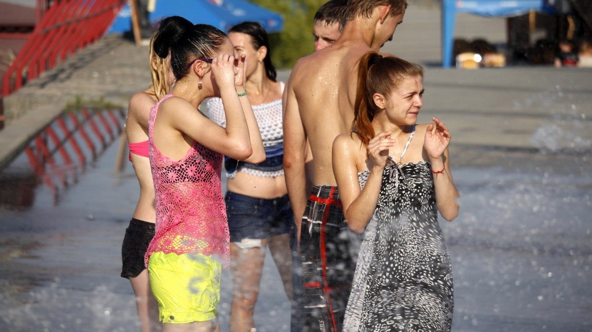 Пожарные Днепра поливали горожан на Фестивальном причале 2