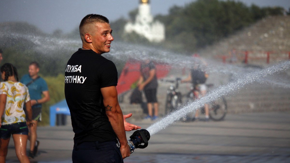 Пожарные Днепра поливали горожан на Фестивальном причале 4