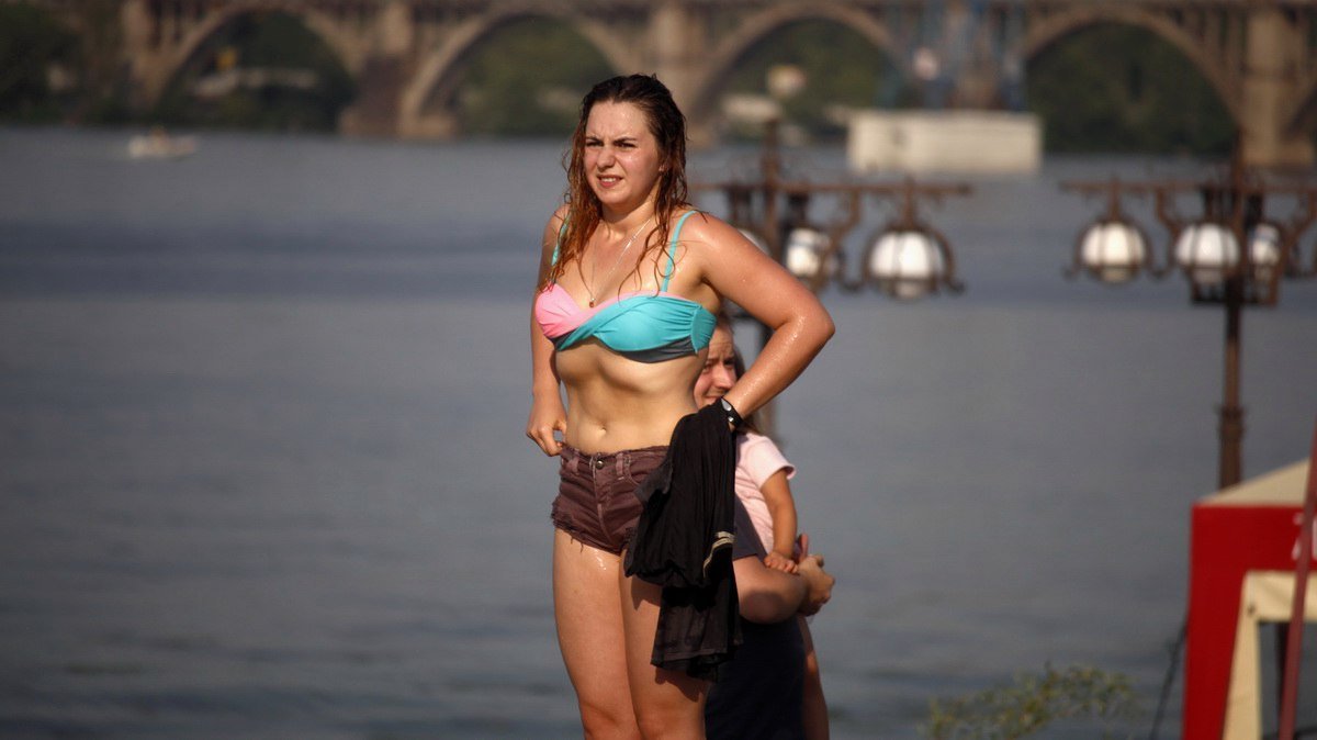 Пожарные Днепра поливали горожан на Фестивальном причале 5