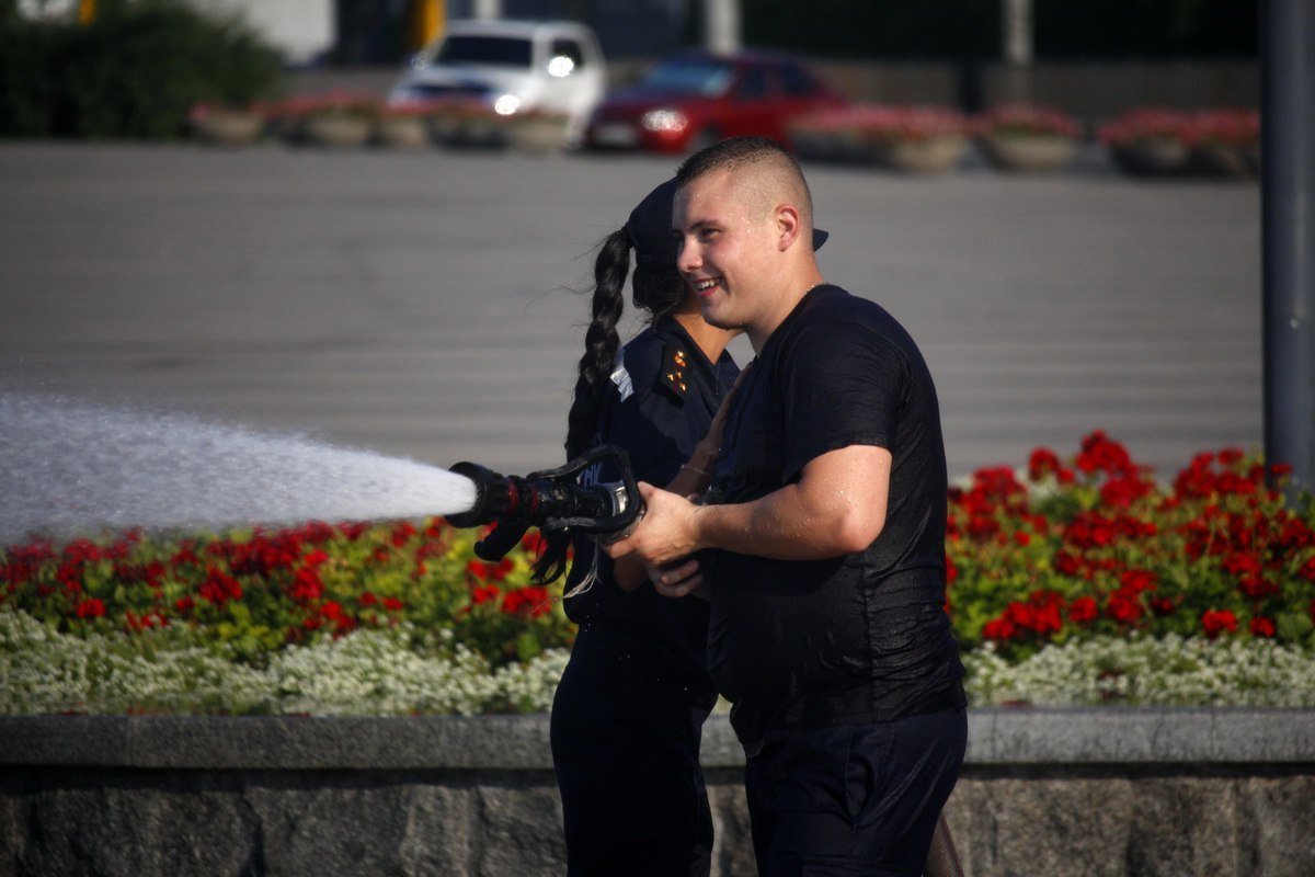 Пожарные Днепра поливали горожан на Фестивальном причале 6