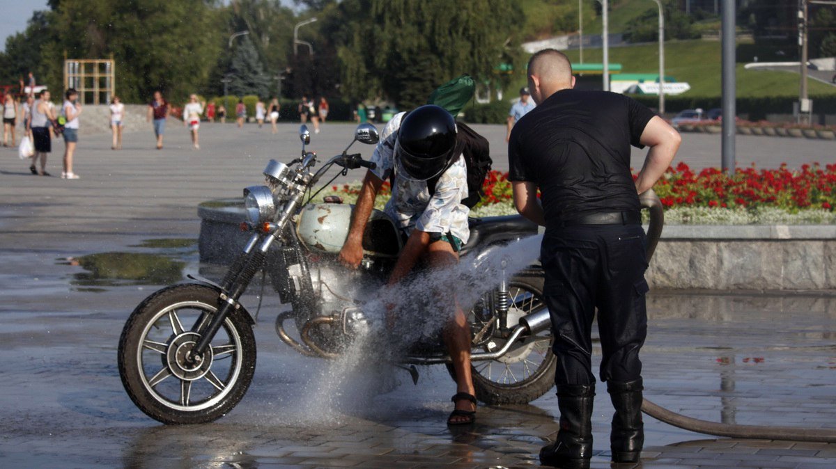 Пожарные Днепра поливали горожан на Фестивальном причале 7