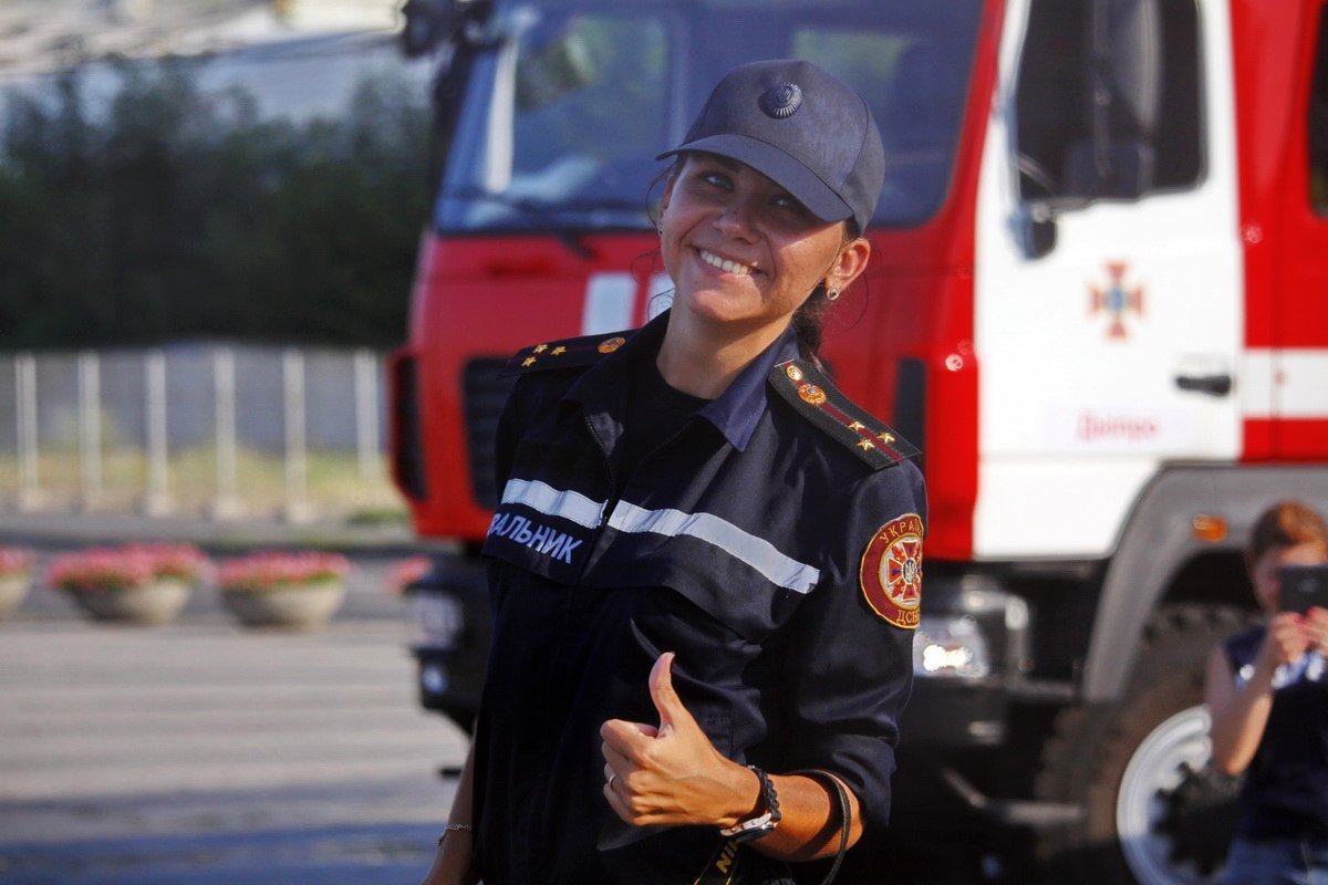 Пожарные Днепра поливали горожан на Фестивальном причале 9