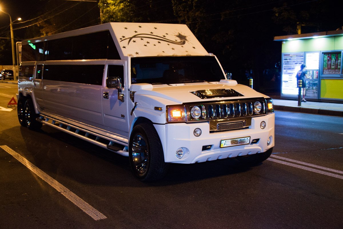 На Набережной лимузин Hummer перегородил дорогу автомобилям 1