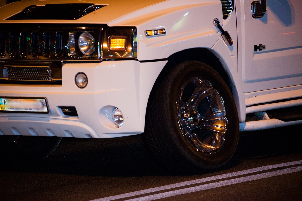 На Набережной лимузин Hummer перегородил дорогу автомобилям 2