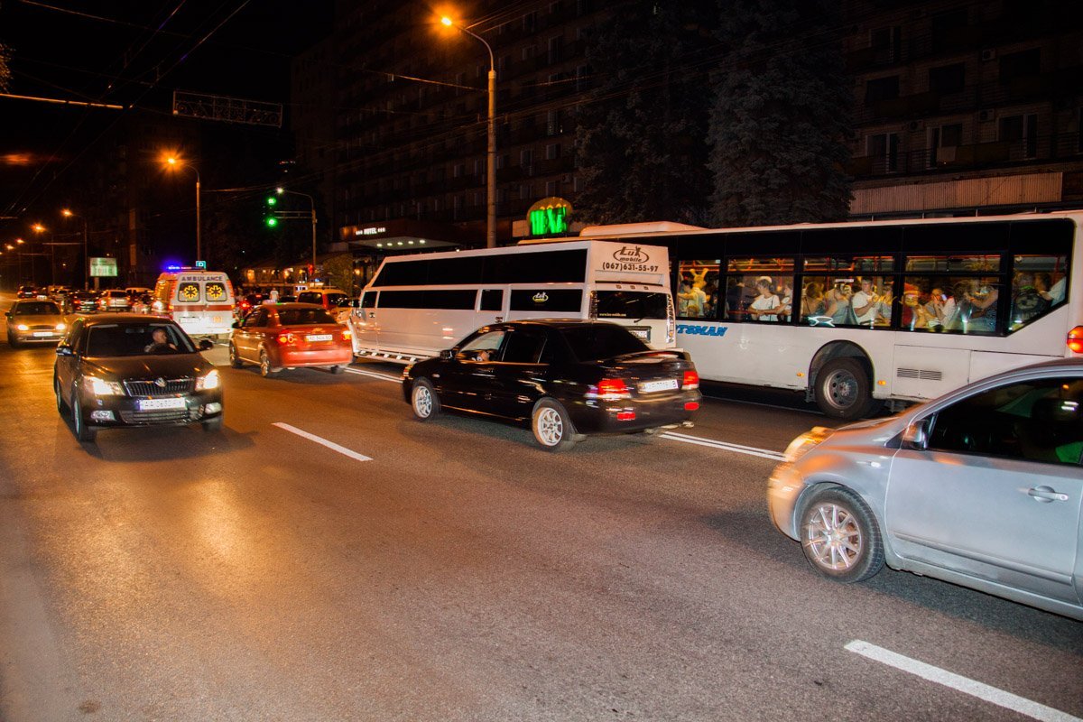 На Набережной лимузин Hummer перегородил дорогу автомобилям 3