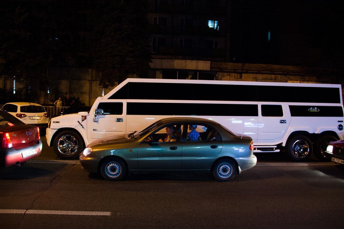 На Набережной лимузин Hummer перегородил дорогу автомобилям 4