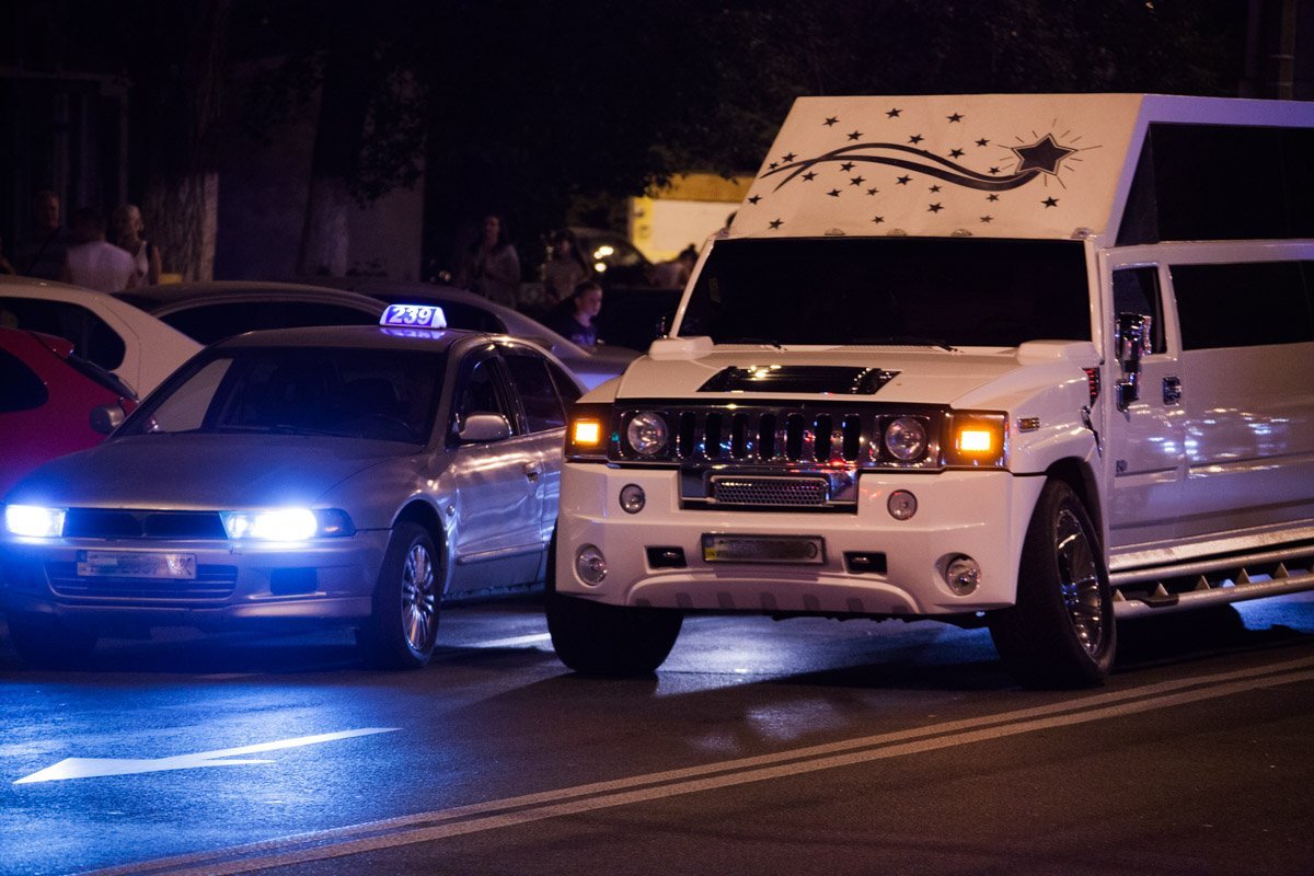 На Набережной лимузин Hummer перегородил дорогу автомобилям 5