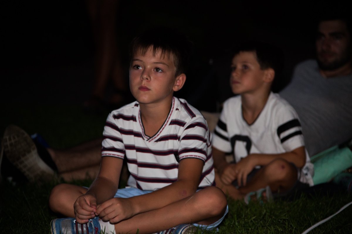 Праздник детства: в сквере Героев показали мультфильм под открытым небом 1