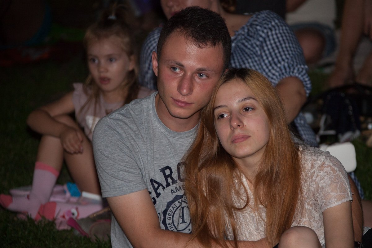 Праздник детства: в сквере Героев показали мультфильм под открытым небом 2