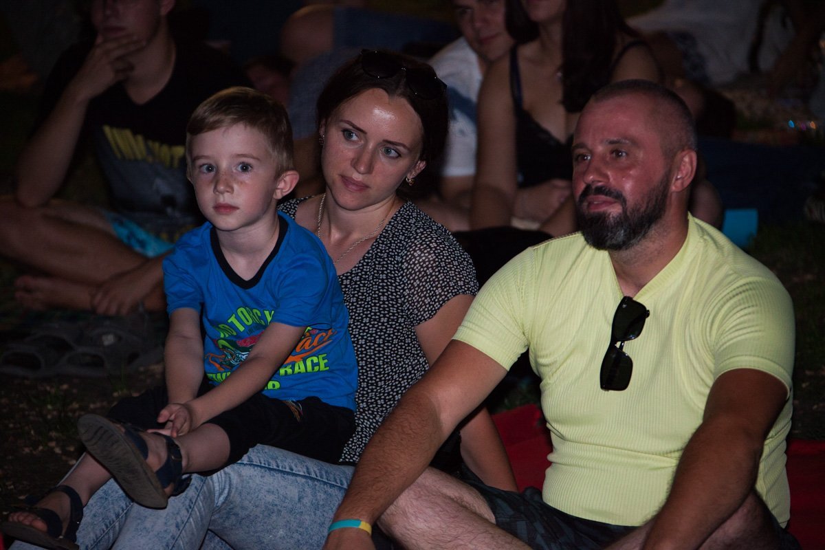 Праздник детства: в сквере Героев показали мультфильм под открытым небом 4