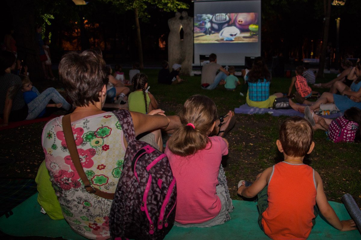 Праздник детства: в сквере Героев показали мультфильм под открытым небом 8