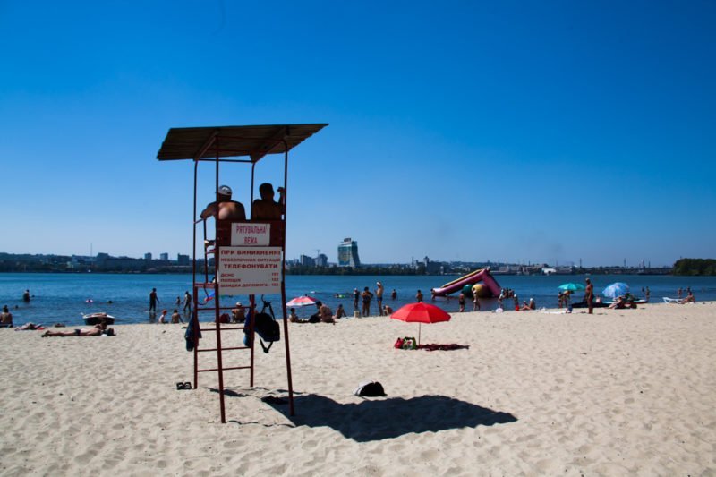 Выходной на Воронцовке: как жители Днепра отдыхают на пляже 1